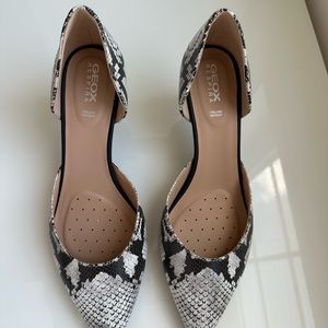 Geox! Supper comfortable pumps! With cushioning inside.